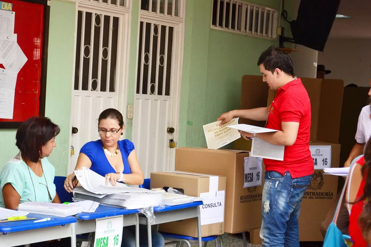 Electores en el puesto de votación de la Normal María Inmaculada de Arauca.